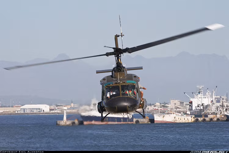 Ưu điểm nổi bật của UH-1H có thể kể tới là độ linh hoạt rất cao, xoay trở nhanh, không kén chọn bãi, có thể hạ cánh trên nền đất yếu, lồi lõm như mặt ruộng, thời gian đổ quân chỉ từ 10-20 giây. Trong khi đó con số này đối với Mi-8/17 có thể gấp đôi. Nguồn ảnh: airliners.net