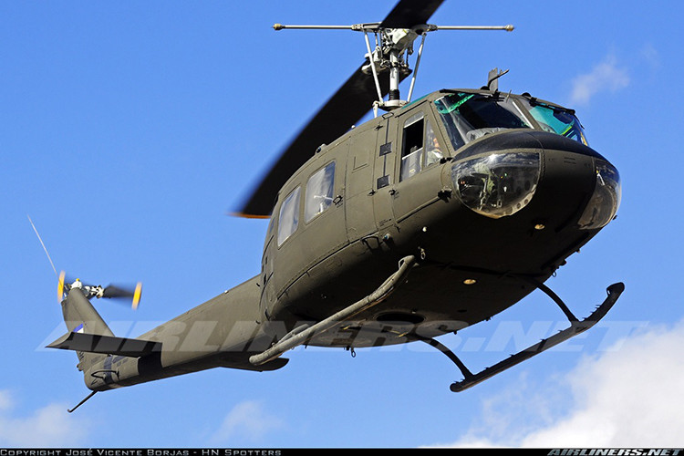 Về thiết kế cơ bản trực thăng UH-1 có kíp lái 1 - 4 người; dài 17,4 m; cao 4,39 m; trọng lượng rỗng 2.365 kg, có tải 4.100 kg, trọng lượng cất cánh tối đa 4.309 kg. Máy bay có tốc độ tối đa 217 km/h, tầm bay chuyển sân 507 km, trần bay 5.910 m, sức chứa 14 người. Nguồn ảnh: airliners.net