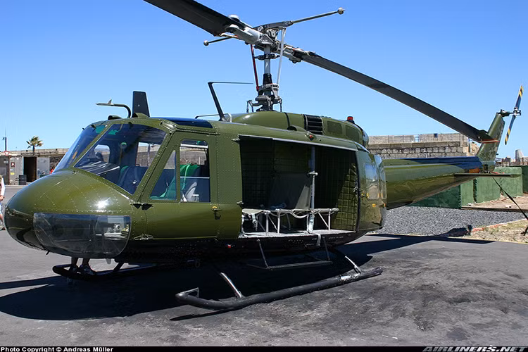 Năng lực tác chiến của UH-1H tại Việt Nam cũng đã được chứng minh qua nhiều cuộc chiến khác nhau, nhất là trong chiến tranh biên giới Tây Nam dòng trực thăng này được Quân đội ta sử dụng rất hiệu quả trong nhiệm vụ đổ bộ đường không cũng như hỗ trợ hỏa lực cho bộ binh từ trên không. Nguồn ảnh: airliners.net