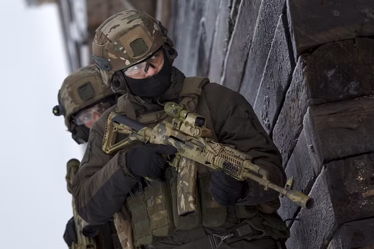 Lặng lẽ vô hiệu hóa các mục tiêu cảnh giới, xâm nhập vào căn cứ địch, thực hiện nhiệm vụ và quan trọng nhất, rút lui nguyên vẹn và không để lại dấu vết luôn là mục tiêu cuối cùng mà mỗi đơn đặc nhiệm Nga hướng đến khi thực hiện nhiệm vụ. Và để làm được điều này họ càn được trang bị các loại vũ khí thực sự đặc biệt cho phép mỗi người lính có thể “xuất quỷ, nhập thần” giữa lòng địch. Nguồn ảnh: Sputnik.