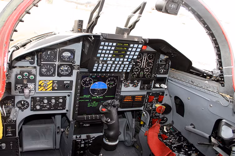 Hiện tại, Không quân Mỹ đang có trong biên chế hơn 500 chiếc T-38 Talon với nhiều biến thể khác nhau, trong đó hiện đại nhất vẫn là biến thể T-38C. Tuy nhiên, Quân đội Mỹ đã tính tới chuyện thay thế T-38 Talon bằng các dòng máy bay khác hiện đại hơn. Trong ảnh là buống lái của T-38C. Nguồn ảnh: DefPost.