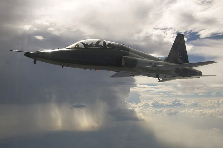 Northrop T-38 Talon là dòng máy bay huấn luyện phản lực siêu thanh đầu tiên của Quân đội Mỹ kể từ khi được đưa vào trang bị từ năm 1960. Nó cũng là máy bay huấn luyện phản lực siêu thanh đầu tiên và được sản xuất nhiều nhất trên thế giới. Đến tận 2018, T-38 Talo vẫn đang phục vụ trong không quân nhiều nước trong đó có Mỹ. Nguồn ảnh: DefPost.