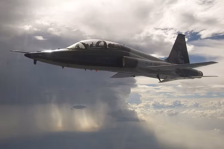 Northrop T-38 Talon là dòng máy bay huấn luyện phản lực siêu thanh đầu tiên của Quân đội Mỹ kể từ khi được đưa vào trang bị từ năm 1960. Nó cũng là máy bay huấn luyện phản lực siêu thanh đầu tiên và được sản xuất nhiều nhất trên thế giới. Đến tận 2018, T-38 Talo vẫn đang phục vụ trong không quân nhiều nước trong đó có Mỹ. Nguồn ảnh: DefPost.