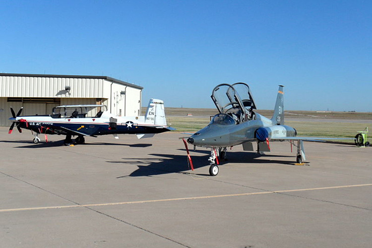 Có một điều khá thú vị là T-38 Talon là một người anh em khác của F-5 Tiger một dòng máy bay tiêm kích hạng nhẹ từng được Không quân Nhân dân Việt Nam sử dụng sau năm 1975 (nay đã loại biên). Thiết kế của T-38 và F-5 khá tương đồng và có cách vận hành khá giống nhau. Nguồn ảnh: DefPost.