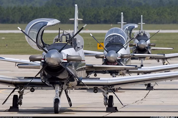 T-6 Texan II có chiều dài cơ bản vào khoảng 10.1 mét, sải cánh 10.1 mét, nó có trọng lượng cất cánh tối đa là gần 3 tấn. T-6 Texan II được trang bị một động cơ Pratt &amp; Whitney PT6A-68 turboprop có công suất vào khoảng 1,100 shp. Nguồn ảnh: Airliners.