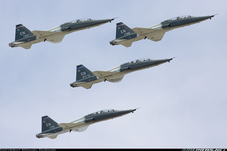 Về thiết kế cơ bản, T-38 Talon có hai chỗ ngồi dành cho học viện và huấn luyện viên, máy bay có thể được điều khiển từ cả hai vị trí. Nó có chiều dài tổng thể 14.14 mét, sải cánh 7.7 mét và có tải trọng cất cánh tối đa 5.4 tấn. Nguồn ảnh: Airliners.