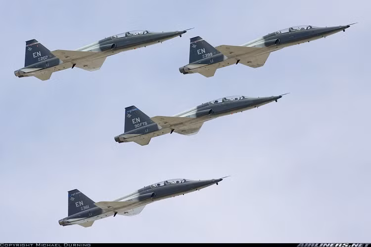 Về thiết kế cơ bản, T-38 Talon có hai chỗ ngồi dành cho học viện và huấn luyện viên, máy bay có thể được điều khiển từ cả hai vị trí. Nó có chiều dài tổng thể 14.14 mét, sải cánh 7.7 mét và có tải trọng cất cánh tối đa 5.4 tấn. Nguồn ảnh: Airliners.