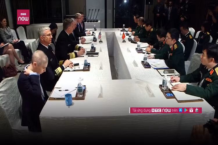 Đích thân Bộ trưởng James Mattis cho biết, Mỹ đang nghiên cứu chuyển giao cho Việt Nam một số máy bay huấn luyện và một số trang bị khác phù hợp với khả năng và nhu cầu của hai bên. Về vấn đề này, Bộ trưởng Ngô Xuân Lịch đề nghị, hai bên giao cho các cơ quan chức hai bên năng nghiên cứu đề xuất trong thời gian tới. Nguồn ảnh: VTC.