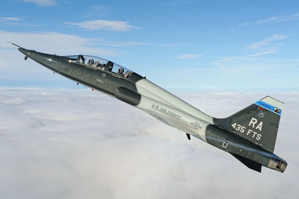 Sức mạnh của T-38 Talon vẫn là bộ đôi động cơ phản lực General Electric J85 có công suất 2.050 lb mỗi chiếc cho phép chiếc máy bay này có thể đạt tới vận tốc Mach 1.3, với trần bay 15.240 mét và có tầm hoạt động hiệu quả hơn 1.000km. Nguồn ảnh: DefPost.