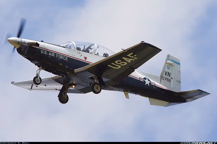 T-6 Texan II được thiết kế và chế tạo bởi hãng Hawker Beechcraft và sau đó là Textron Aviation, hiện tại T-6 Texan II có vẫn đang được sản xuất mới với hơn 800 chiếc được chế tạo với giá thành vào khoảng hơn 4 triệu USD. Nguồn ảnh: Airliners