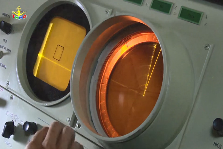 Cận cảnh màn hình hiển thị dữ liệu radar Harpoon được tích sẵn trên xe phóng tự hành 3P51 của tổ hợp 4K51 Rubezh. Nguồn ảnh: Truyền hình Hải quân.