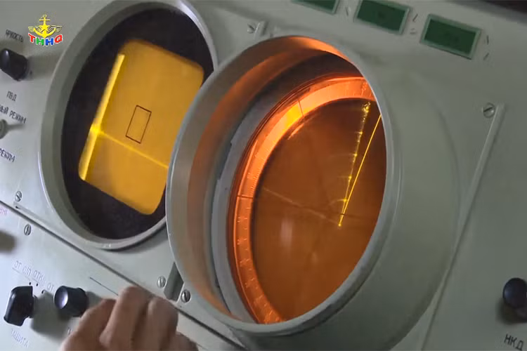 Cận cảnh màn hình hiển thị dữ liệu radar Harpoon được tích sẵn trên xe phóng tự hành 3P51 của tổ hợp 4K51 Rubezh. Nguồn ảnh: Truyền hình Hải quân.