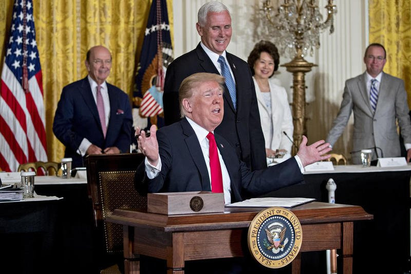 Tổng thống Mỹ Donald Trump và Phó Tổng thống Mike Pence tại cuộc họp ngày 18/6 ở Nhà Trắng. Nguồn ảnh: Northwest Herald.