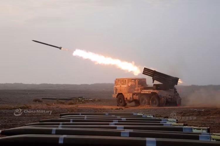 Mới đây Tập đoàn công nghiệp quốc phòng Phương Bắc (NORINCO) Trung Quốc đã giới thiệu một cuộc tập trận bắn đạn thật với Type 81, trong bức ảnh trên có thể nhận thấy quả đạn rocket 122mm được phóng đi đã lắp thêm 4 cánh lái nhỏ ở phần đầu của đạn, cho thấy nó đã được tích hợp thêm thiết bị hiệu chỉnh đường bay thông qua tham chiếu vệ tinh. Nguồn ảnh: Sina.