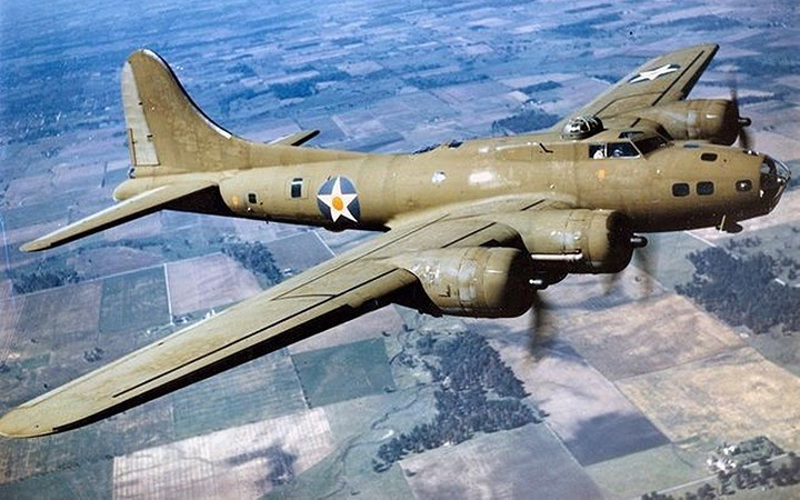B-17 có lẽ là 1 trong các máy bay ném bom khét tiếng nhất mọi thời đại. Chiến tranh Thế giới thứ 2, máy bay này vẫn có thể bay tốt dù hứng chịu nhiều vết thương do tiêm kích phát xít Nhật và Đức gây ra.
