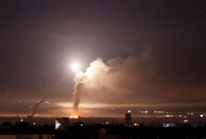 Tên lửa rực sáng trên bầu trời Damascus ngày 10/5. Ảnh: Reuters.