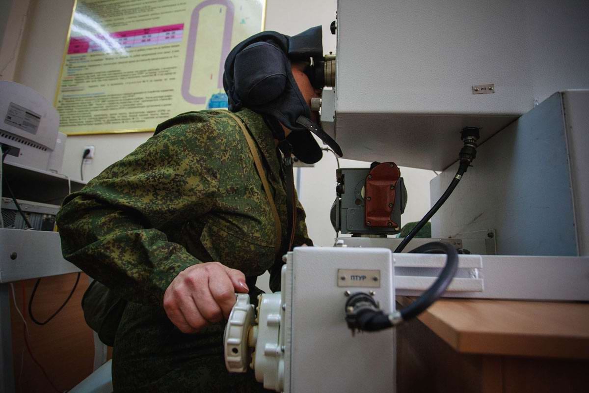 Dĩ nhiên các nữ binh sĩ Nga chỉ được tham gia huấn luyện bổ sung và thuộc lực lượng dự binh hơn là lực lượng sẵn sàng chiến đấu ở các đơn vị tăng thiết giáp Quân khu phía Đông. Nguồn ảnh: tipolog.