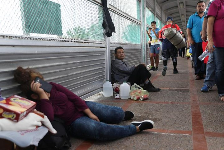 Những người di cư này ngủ nghỉ ngay ở cổng cây cầu quốc tế giữa biên giới Mexico và Mỹ để chờ cơ hội.