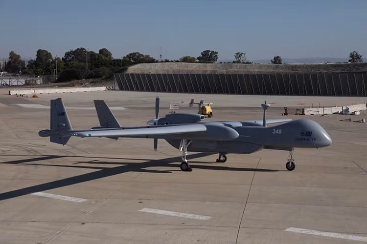 Theo các thông tin được IAI công bố, Heron TP có trần bay lên đến 10.000 mét, với động cơ cánh quạt PT6 Turbo Prop có công suất 1.200 mã lực UAV có tốc độ bay tối đa lên đến hơn 200km/h với hành trình bay hơn 30 giờ không nghỉ và chỉ cần tới 2 kỹ thuật viên điều khiển ở mặt đất. Nguồn ảnh: Nguồn ảnh: israeldefense.