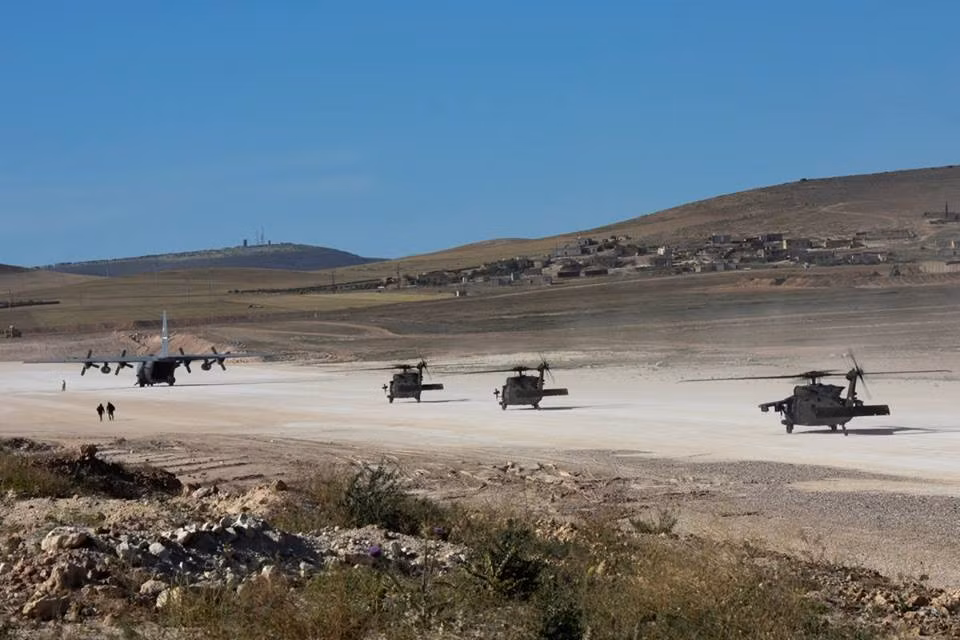 Máy bay vận tải C-130J Hercules có khả năng vận chuyển gần như tất cả mọi thứ, từ người cho đến các loại hàng hóa bao gồm các phương tiện, thiết bị chiến đấu, nhu yếu phẩm, vũ khí, đạn dược,...