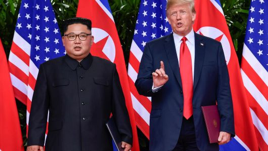 Tổng thống Donald Trump đưa ra tuyên bố trước khi nói lời tạm biệt với lãnh đạo Kim Jong Un sau cuộc họp tại khách sạn Capella, Singapore sau bữa trưa làm việc vào ngày 12/6/2018. Ảnh: Reuters