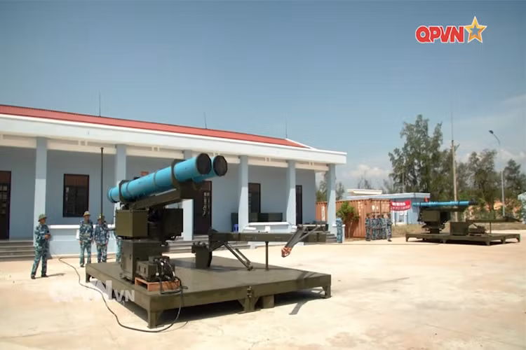 Và nhờ hệ thống mô phỏng này, cán bộ chiến sĩ Lữ đoàn 685 có thể dễ dàng nắm vững nguyên lý hoạt động cách thức vận hành một hệ thống tên lửa bờ thực tế, từ đó tiến tới làm chủ và khai thác tối đa công năng của khí tài trong nhiệm vụ huấn luyện và sẵn sàng chiến đấu. Nguồn ảnh: QPVN.