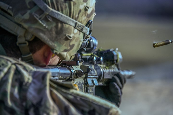 Binh sĩ Mỹ tham gia cuộc tập trận bắn đạn thật cùng lính Anh tại thao trường Grafenwoehr, Đức.