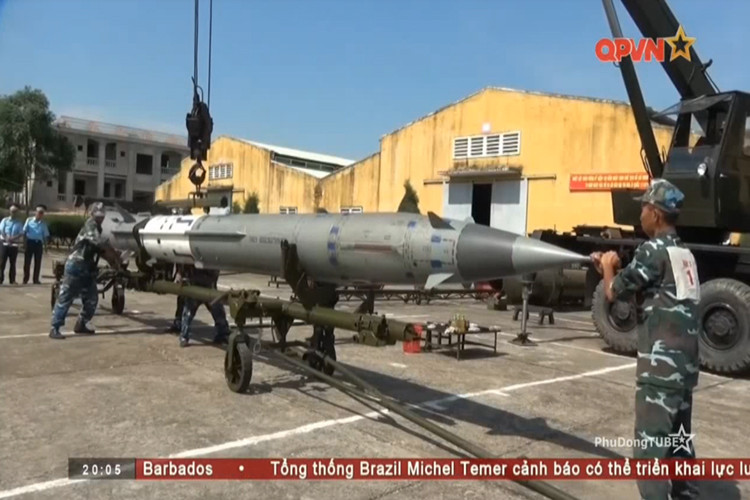 Sau đó đạn V-750 sẽ được đặt lên một giá đỡ chuyển dụng để di chuyển vào trong nhà xưởng lắp ráp thành một quả đạn tên lửa hoàn chỉnh. Nguồn ảnh: QPVN.