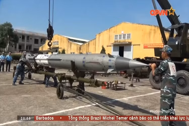 Sau đó đạn V-750 sẽ được đặt lên một giá đỡ chuyển dụng để di chuyển vào trong nhà xưởng lắp ráp thành một quả đạn tên lửa hoàn chỉnh. Nguồn ảnh: QPVN.