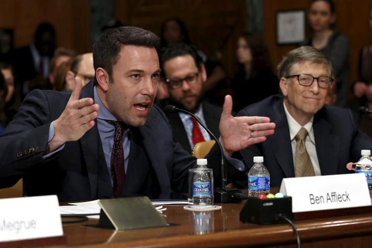 Diễn viên Ben Affleck và người sáng lập quỹ Sáng kiến Đông Congo, làm chứng bên cạnh người sáng lập Microsoft, tỷ phú Bill Gates, đồng chủ tịch của Quỹ Bill &amp; Melinda Gates, trong một phiên điều trần trước Thượng viện Mỹ về vấn đề "Ngoại giao, Phát triển và An ninh Quốc gia". Ảnh: Reuters.