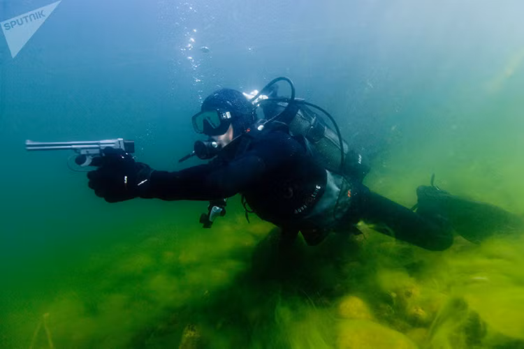 Ở vị trí tiếp theo là mẫu súng ngắn bắn dưới nước SPP-1 của lực lượng biệt kích hải quân Nga, đây cũng là mẫu vũ khí đầu tiên có khả năng tác chiến dưới nước không hề thua kém các loại vũ khí thông thường trên bờ. Súng SPP-1 sử dụng cỡ đạn 4.5mm được phát triển vào những năm 1960 cho người nhái hải quân Liên Xô. Nguồn ảnh: Sputnik.