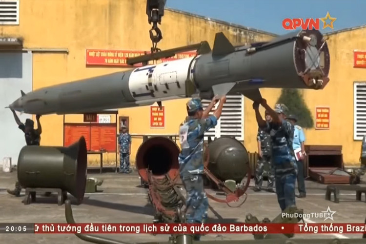 Trong ảnh là một thân đạn tên lửa V-750 của tổ hợp S-75 trước khi được lắp ráp hoàn chỉnh. Để có thể di chuyển lắp ráp quả đạn tên lửa này còn cần tới sự hỗ trợ của cần cẩu. Nguồn ảnh: QPVN.