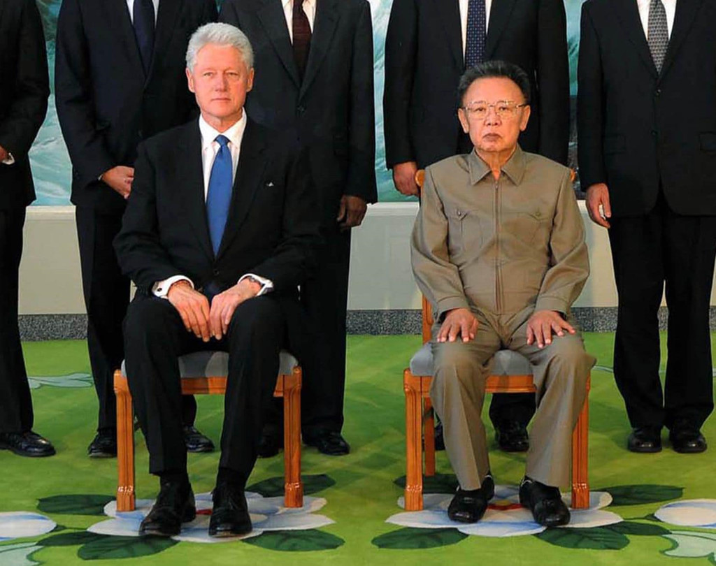 Ông Bill Clinton gặp ông Kim Jong Il tại Bình Nhưỡng năm 2009. Ảnh: KCNA/AP.