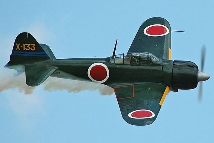 Mitsubishi A6M Zero là chiến đấu cơ đáng gờm hàng đầu của quân đội Nhật Bản trong Thế chiến 2. Máy bay có tốc độ cao và hiệu quả trong cận chiến. Các phi công cảm tử Nhật thường dùng loại phi cơ này.