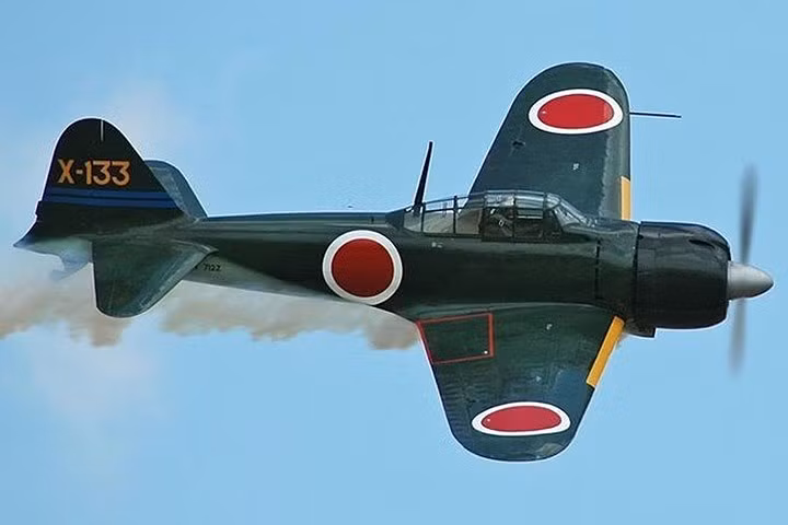 Mitsubishi A6M Zero là chiến đấu cơ đáng gờm hàng đầu của quân đội Nhật Bản trong Thế chiến 2. Máy bay có tốc độ cao và hiệu quả trong cận chiến. Các phi công cảm tử Nhật thường dùng loại phi cơ này.