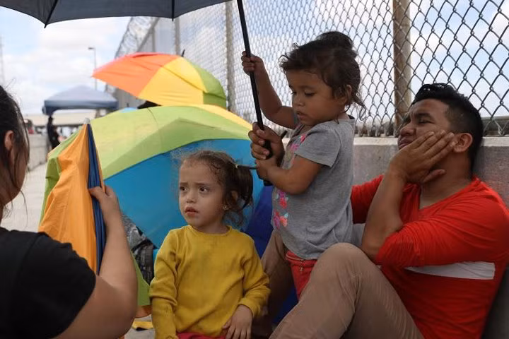 Một gia đình Honduras khác vẫn không muốn bỏ cuộc sau khi bị từ chối cho nhập cảnh ngày 24/6.