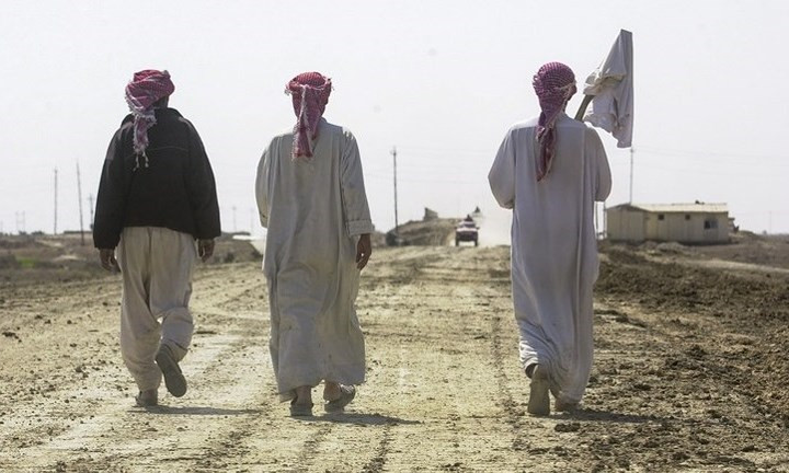 Dân làng ở As Samawah cầm cờ trắng.