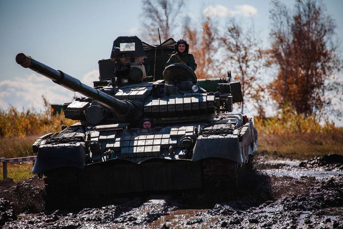 Trái tim của một chiếc T-80BV là động cơ GTD-1250 có công suất 1.250 mã lực cho phép nó di chuyển với tốc độ tối đa ở địa hình bằng phẳng lên đến 72km/h. Nguồn ảnh: tipolog.