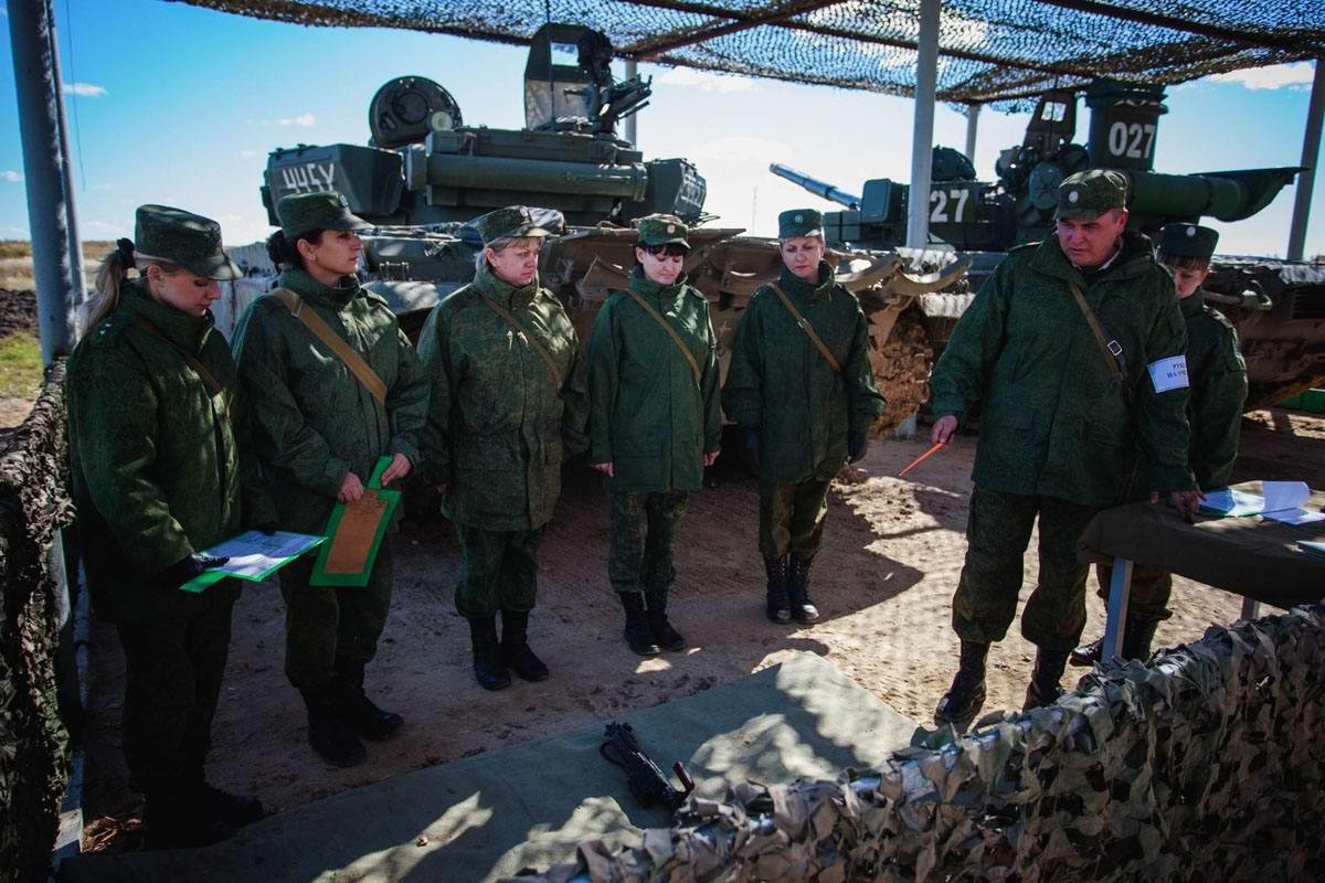 Bước đầu làm quen với những chiếc xe tăng, những nữ binh sĩ Nga phải làm quen với các loại vũ khí chúng được trang bị trong đó bao gồm, súng máy đồng trục 7.62mm, súng phòng không 12.7mm và cả pháo 125mm của T-80BV. Nguồn ảnh: tipolog.