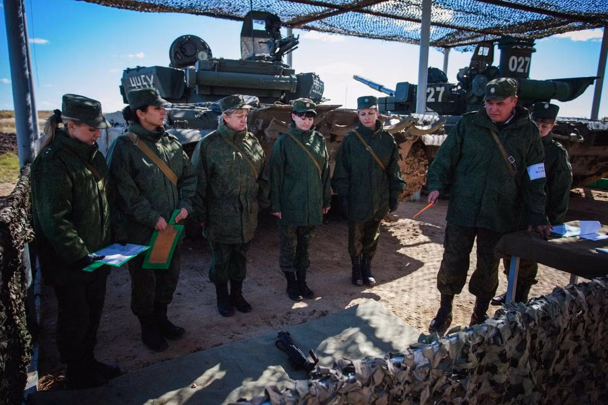 Bước đầu làm quen với những chiếc xe tăng, những nữ binh sĩ Nga phải làm quen với các loại vũ khí chúng được trang bị trong đó bao gồm, súng máy đồng trục 7.62mm, súng phòng không 12.7mm và cả pháo 125mm của T-80BV. Nguồn ảnh: tipolog.