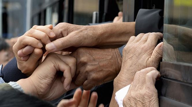 Khoảng 23.520 người Hàn Quốc và Triều Tiên đã được gặp mặt nhau kể từ cuộc đoàn tụ năm 2000. Trong đó có 19.770 người được gặp trực tiếp, những người còn lại chỉ được trò chuyện qua video. Ảnh: AP.