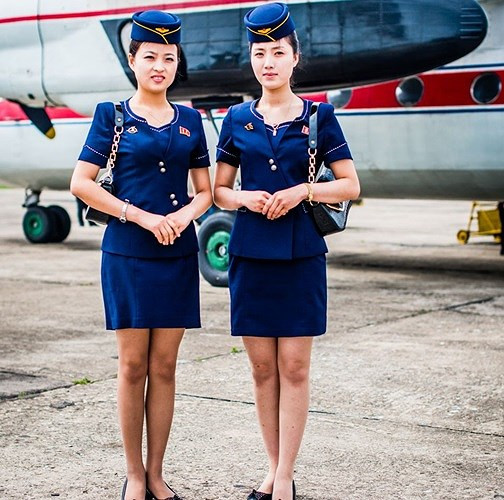 Hai tiếp viên xinh đẹp thuần khiết của hãng hàng không quốc gia Triều Tiên Air Koryo.
