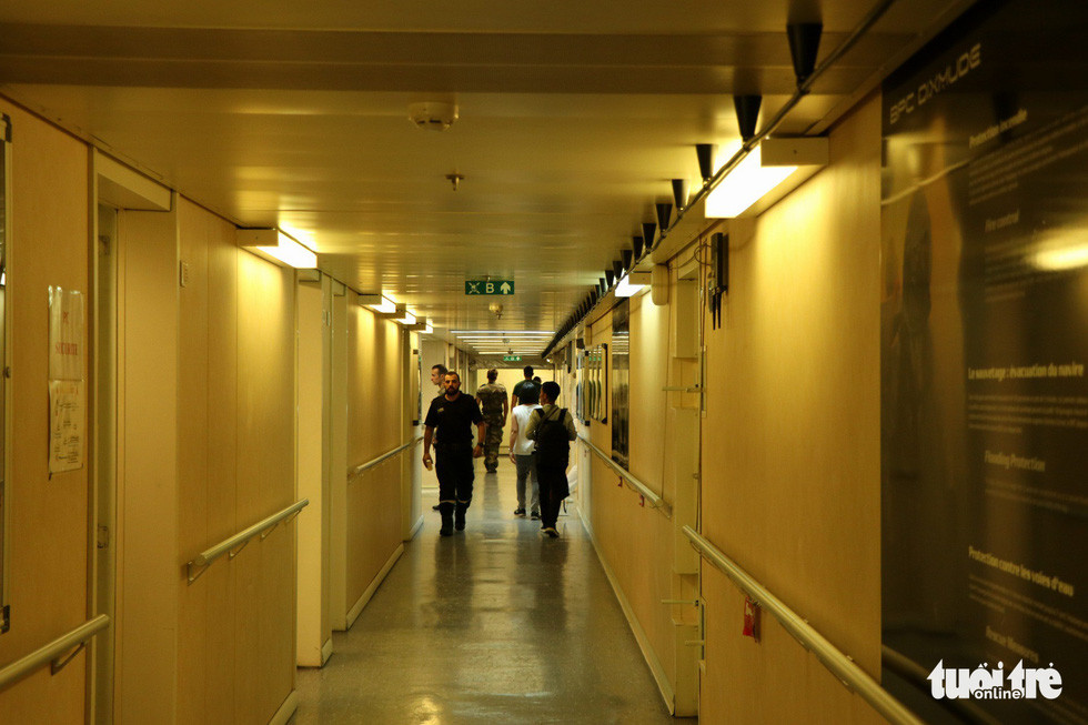 Lối đi bên trong tàu Dixmude thoạt nhìn qua tưởng như bên trong một tòa nhà nào đó. Ảnh: Duy Linh.