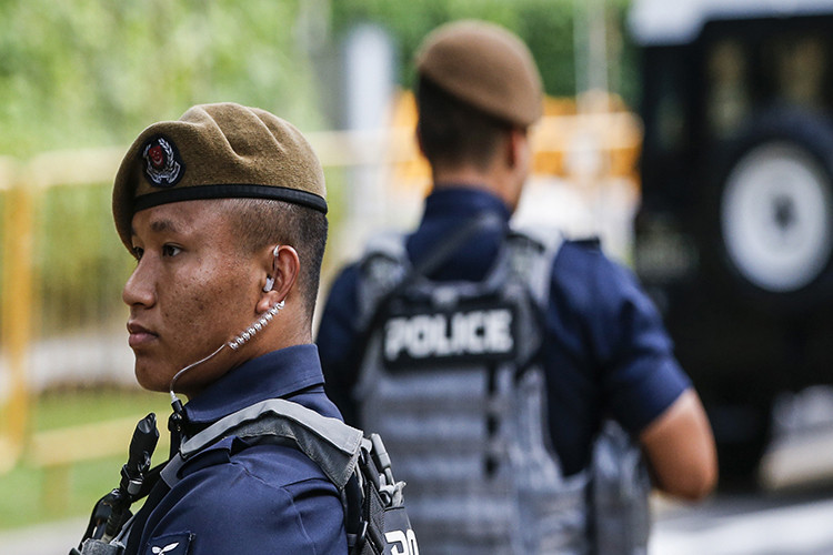 Cảnh sát Singapore tuyển mộ thanh niên Gurkha ở tuổi 18-19 trước khi đưa họ đến Singapore để huấn luyện. Binh sĩ Gurkha thường về hưu ở tuổi 45 khi họ hồi hương.Tuy con cái họ được đi học và hòa nhập bình thường ở các ngôi trường địa phương, người Gurkha không được phép cưới phụ nữ Singapore.