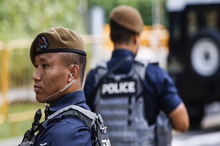 Cảnh sát Singapore tuyển mộ thanh niên Gurkha ở tuổi 18-19 trước khi đưa họ đến Singapore để huấn luyện. Binh sĩ Gurkha thường về hưu ở tuổi 45 khi họ hồi hương.Tuy con cái họ được đi học và hòa nhập bình thường ở các ngôi trường địa phương, người Gurkha không được phép cưới phụ nữ Singapore.