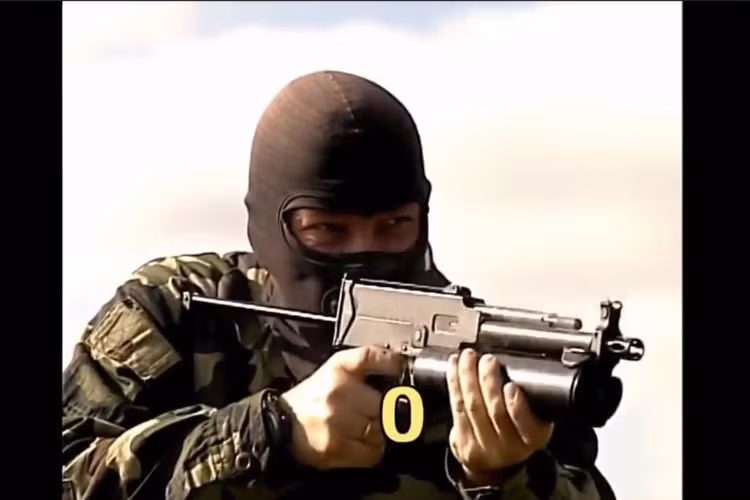 Đầu tiên ta có thể nói đến mẫu súng tiểu liên PP-90M1 sử dụng đạn 9mm do Liên Xô phát triển cho các đơn vị đặc nhiệm của nước này. Về thiết kế PP-90M1 nặng chỉ 1,6 kg, hình dáng trông không bình thường do băng đạn hình trụ kéo dài dọc theo thân và cũng có chức năng của ốp nòng súng. Giải pháp thiết kế này giảm kích thước của vũ khí, làm cho thuận tiện hơn để mang theo. Nguồn ảnh: Pinterest.