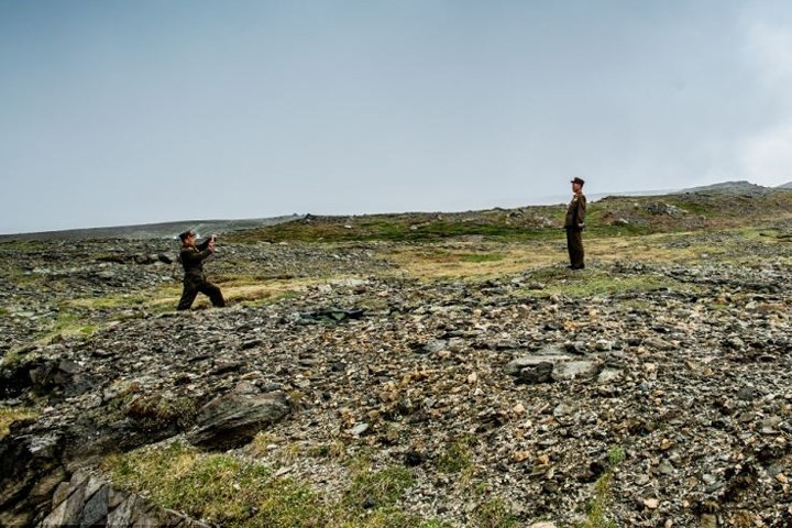 Khoảnh khắc người lính Triều Tiên chụp ảnh cho đồng đội.