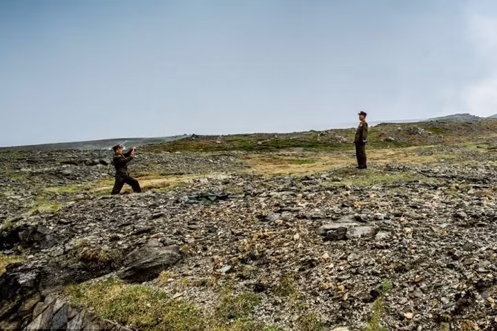 Khoảnh khắc người lính Triều Tiên chụp ảnh cho đồng đội.