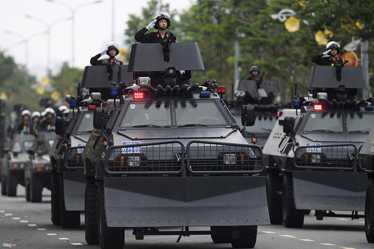 Về thiết kế Shinjeong S5 có trọng lượng chiến đấu của xe lên đến 11.6 tấn, nó có chiều dài cơ bản 6.4m và cao 2.4m. Phần thân của Shinjeong S5 cũng được thiết kế để chống lại các loại đạn bộ binh thông thường từ 7.62mm, bên cạnh đó xung quanh thân xe cũng được gắn nhiều camera theo dõi cho phép kíp chiến đấu lẫn binh sĩ có thể dễ dàng quan sát bên ngoài khi ngồi bên trong xe. Nguồn ảnh: Zing.vn.