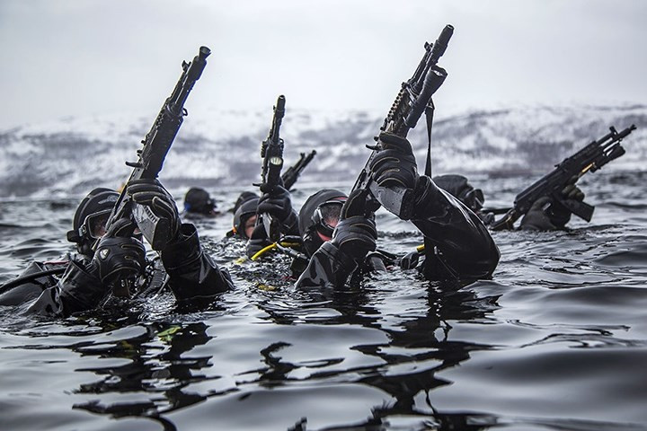 Đặc nhiệm Nga di chuyển dưới nước trước khi tiến hành tấn công tàu thủy ở vùng Bắc cực.